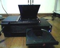 上が新型PS2、下が初期型PS2